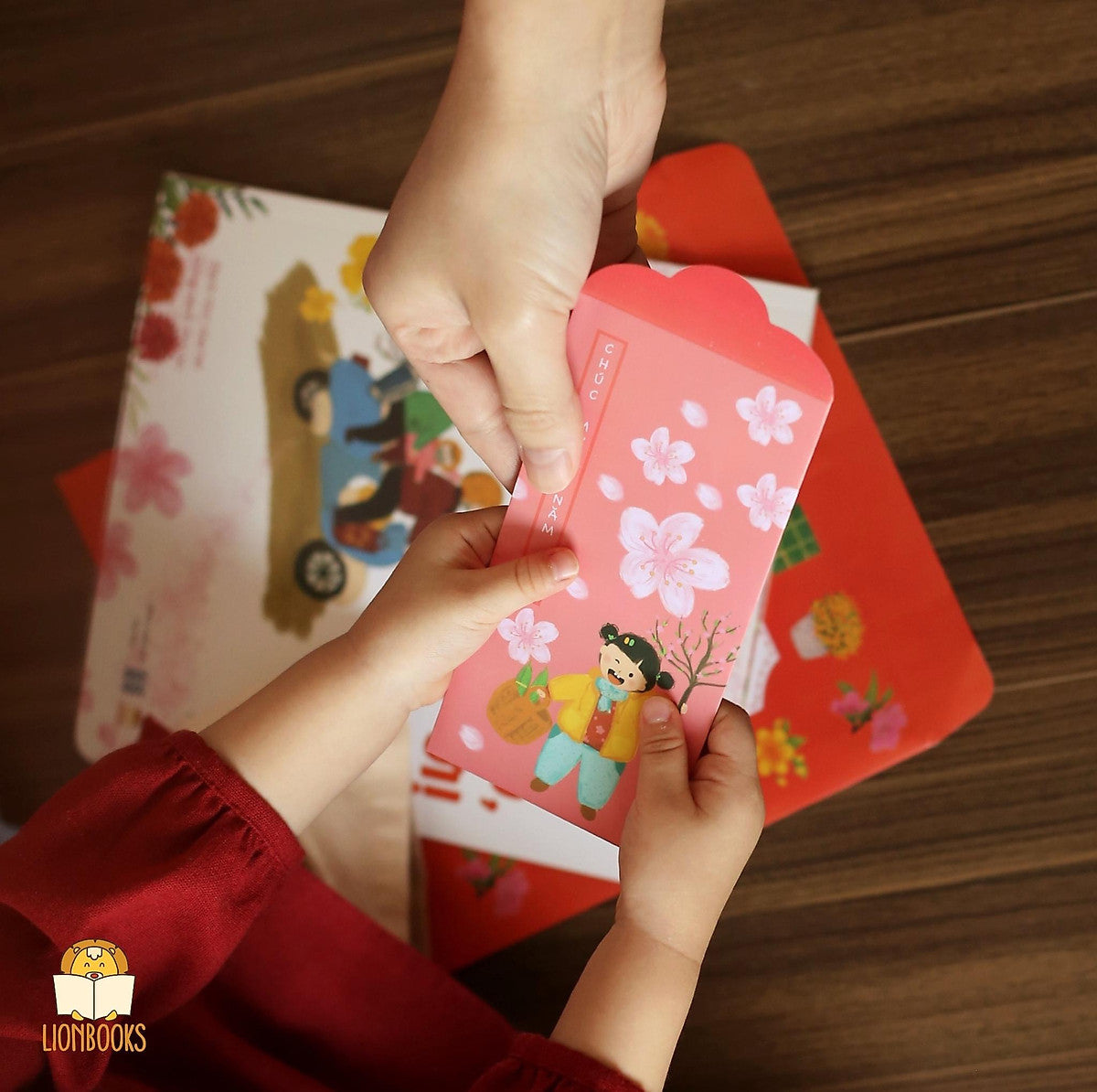 Xin Chào Tết Ơi - Sách Tết cho bé kèm bao lì xì và trò chơi Đông Tây Nam Bắc