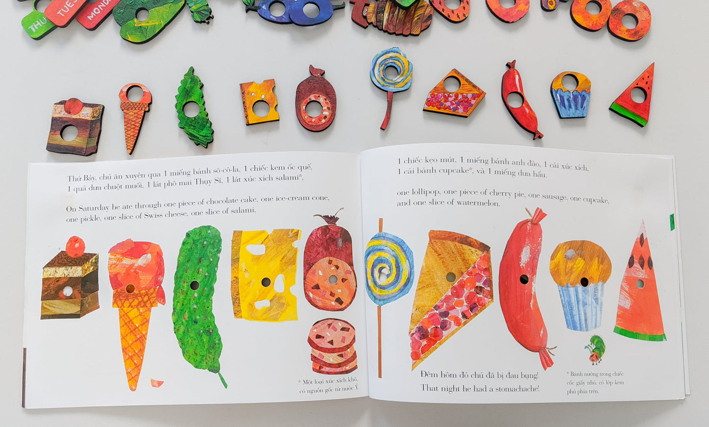 Bilingual Hungry Caterpillar + Lacing Game combo | Combo sách Chú Sâu Háu Ăn + trò chơi