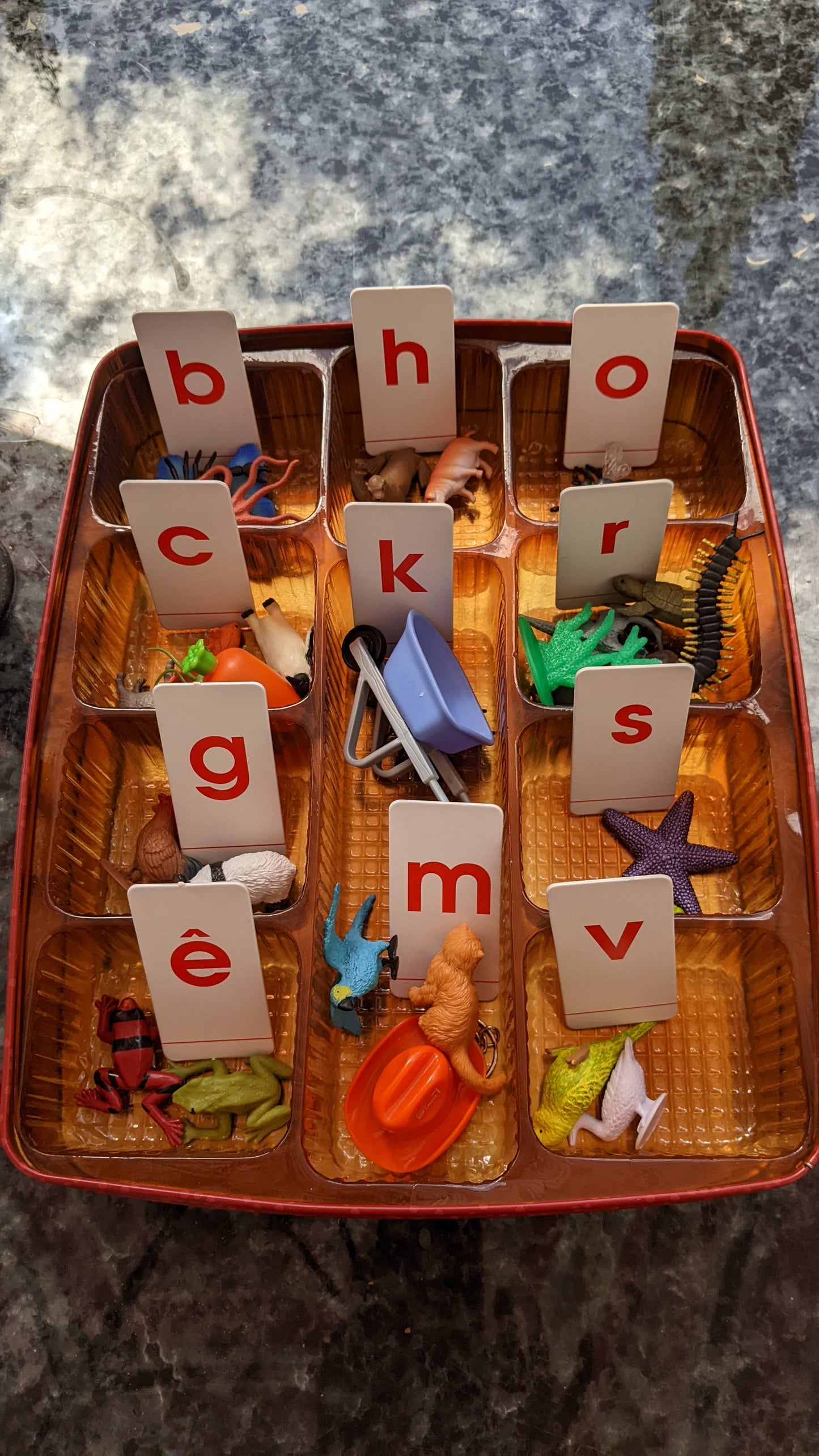 Hộp Thẻ Học Cụ Montessori: Làm Quen Với Chữ Cái Tiếng Việt - Bước Đầu Đến Với Toán Học (Vietnamese Montessori sand letters + numbers learning box)